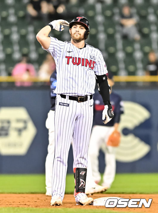 [OSEN=잠실, 박준형 기자] 24일 오후 서울 잠실구장에서 2023 신한은행 SOL KBO리그 LG 트윈스와 롯데 자이언츠의 경기가 진행됐다.4회말 1사 1루 LG 오스틴이 선취 1타점 적시타를 날리고 세리머니를 하고 있다.  2023.08.24 / soul1014@osen.co.kr