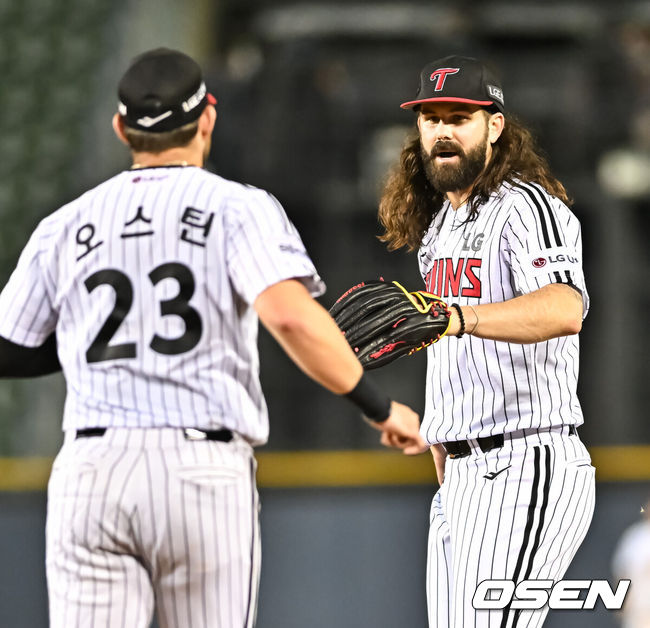 [OSEN=잠실, 박준형 기자] 24일 오후 서울 잠실구장에서 2023 신한은행 SOL KBO리그 LG 트윈스와 롯데 자이언츠의 경기가 진행됐다.6회초 1사 롯데 김민석의 내야땅볼때 LG 켈리가 호수비 보인 오스틴 1루수와 하이파이브를 하고 있다 2023.08.24 / soul1014@osen.co.kr
