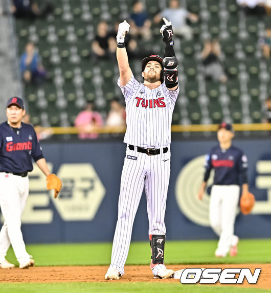 [OSEN=잠실, 박준형 기자] 24일 오후 서울 잠실구장에서 2023 신한은행 SOL KBO리그 LG 트윈스와 롯데 자이언츠의 경기가 진행됐다.4회말 1사 1루 LG 오스틴이 선취 1타점 적시타를 날리고 세리머니를 하고 있다.  2023.08.24 / soul1014@osen.co.kr