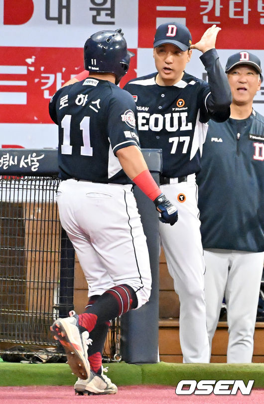 [OSEN=고척, 민경훈 기자] 24일 오후 서울 고척스카이돔에서 ‘2023 신한은행 SOL KBO리그’ 키움 히어로즈와 두산 베어스의 경기가 열렸다.1회초 1사 주자 1루 두산 로하스가 우월 선취 투런 홈런을 날린 후 덕아웃에서 이승엽 감독과 하이파이브를 하고 있다. 2023.08.24 / rumi@osen.co.kr