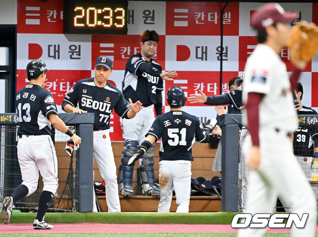 [OSEN=고척, 민경훈 기자] 24일 오후 서울 고척스카이돔에서 ‘2023 신한은행 SOL KBO리그’ 키움 히어로즈와 두산 베어스의 경기가 열렸다.5회초 1사 주자 2,3루 두산 로하스의 중견수 왼쪽 2타점 적시타때 홈을 밟은 허경민과 조수행이 덕아웃에서 이승엽 감독과 하이파이브를 하고 있다. 2023.08.24 / rumi@osen.co.kr