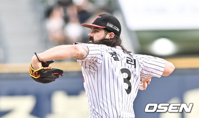 [OSEN=잠실, 박준형 기자] 24일 오후 서울 잠실구장에서 2023 신한은행 SOL KBO리그 LG 트윈스와 롯데 자이언츠의 경기가 진행됐다. 1회초 LG 선발투수 켈리가 역투하고 있다.  2023.08.24 / soul1014@osen.co.kr