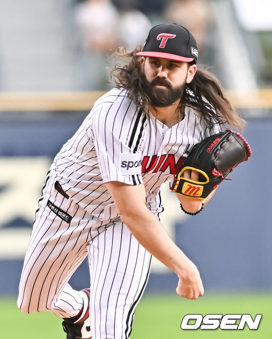 [OSEN=잠실, 박준형 기자] 24일 오후 서울 잠실구장에서 2023 신한은행 SOL KBO리그 LG 트윈스와 롯데 자이언츠의 경기가 진행됐다.1회초 LG 선발투수 켈리가 역투하고 있다.  2023.08.24 / soul1014@osen.co.kr