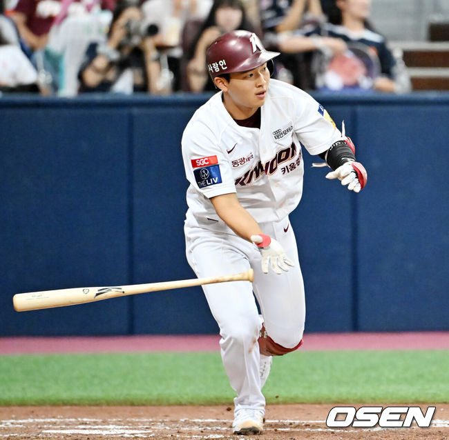 [OSEN=고척, 민경훈 기자] 24일 오후 서울 고척스카이돔에서 ‘2023 신한은행 SOL KBO리그’ 키움 히어로즈와 두산 베어스의 경기가 열렸다.2회말 2사 주자 1,3루 키움 김휘집이 중견수 앞 1타점 적시타를 날리고 있다. 2023.08.24 / rumi@osen.co.kr