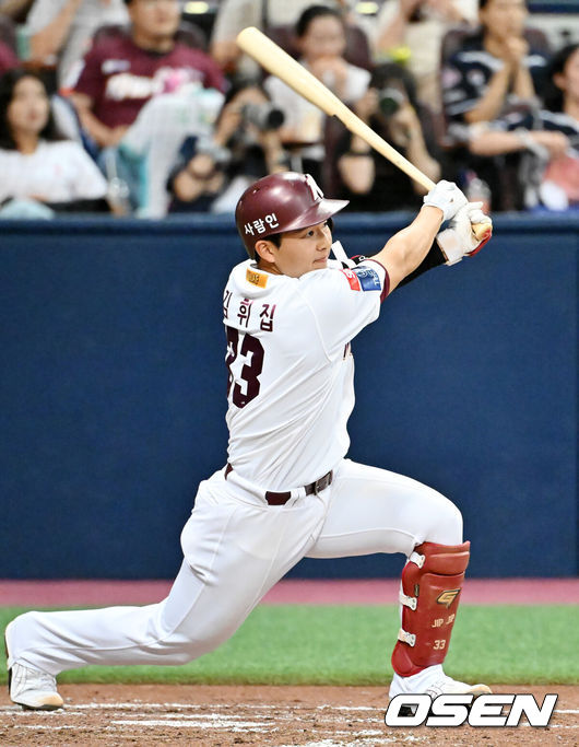 [OSEN=고척, 민경훈 기자] 24일 오후 서울 고척스카이돔에서 ‘2023 신한은행 SOL KBO리그’ 키움 히어로즈와 두산 베어스의 경기가 열렸다.2회말 2사 주자 1,3루 키움 김휘집이 중견수 앞 1타점 적시타를 날리고 있다. 2023.08.24 / rumi@osen.co.kr