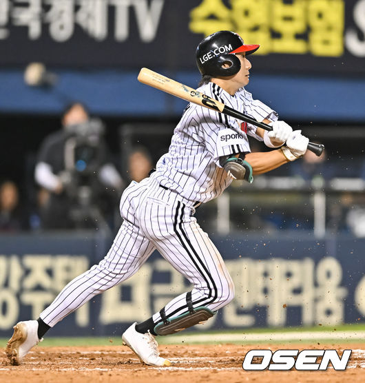 7회말 1사 LG 신민재가 내야안타를 날리고 있다.