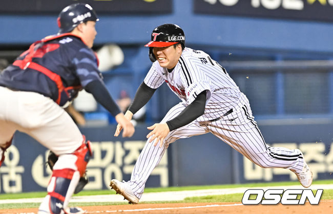 [OSEN=잠실, 박준형 기자] 24일 오후 서울 잠실구장에서 2023 신한은행 SOL KBO리그 LG 트윈스와 롯데 자이언츠의 경기가 진행됐다.4회말 1사 1루 LG 오스틴이 선취 1타점 적시타때 1루 주자 김현수가 홈쇄도하고 있다.   2023.08.24 / soul1014@osen.co.kr