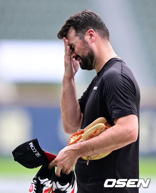 LG 플럿코가 훈련을 마치고 땀을 닦으며 이동하고 있다. / OSEN DB