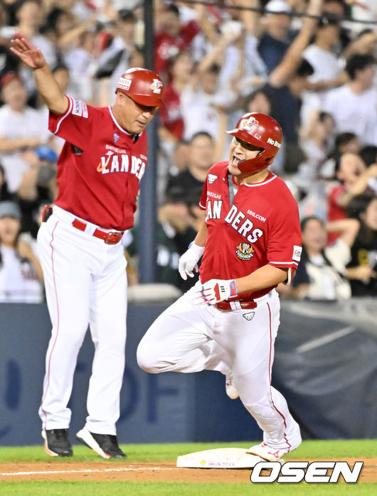 [OSEN=잠실, 민경훈 기자] 26일 오후 서울 잠실야구장에서 ‘2023 신한은행 SOL KBO리그’ 두산 베어스와 SSG 랜더스의 경기가 열렸다.8회말 무사 주자 1루 SSG 하재훈이 3루를 돌며 홈에서 세이프, 동점 2타점 그라운드 홈런에 성공하고 있다.  통산 94번째-팀(SK-SSG) 역대 세번째 기록. 2023.08.26 / rumi@osen.co.kr