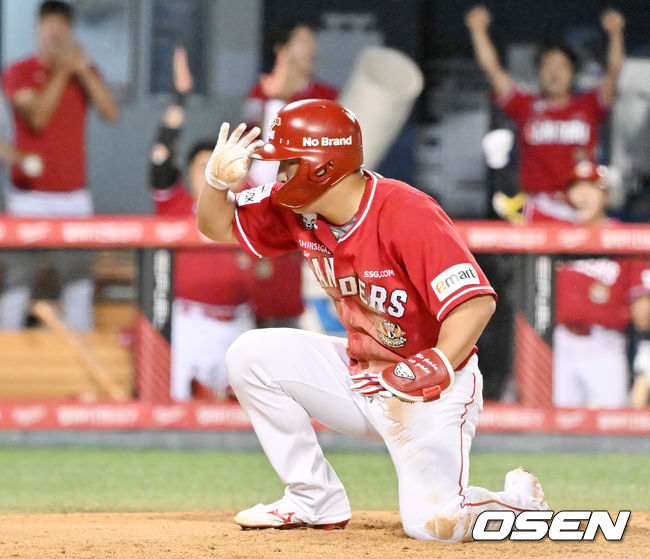 [OSEN=잠실, 민경훈 기자] 26일 오후 서울 잠실야구장에서 ‘2023 신한은행 SOL KBO리그’ 두산 베어스와 SSG 랜더스의 경기가 열렸다.8회말 무사 주자 1루 SSG 하재훈이 동점 2타점 그라운드 홈런에 성공하고 있다.  통산 94번째-팀(SK-SSG) 역대 세번째 기록. 2023.08.26 / rumi@osen.co.kr