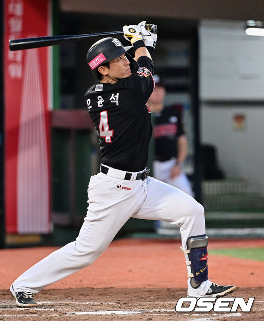 [OSEN=부산, 이석우 기자]KT 위즈 오윤석이 4회초 우중간 2루타를 치고 있다. 2023.08.26 / foto0307@osen.co.kr