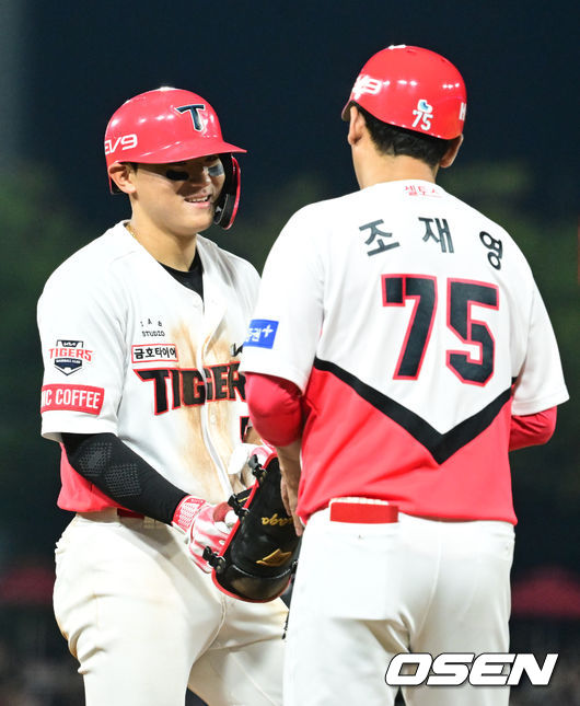 [OSEN=광주, 김성락 기자] 26일 오후 광주 KIA챔피언스필드에서 2023 신한은행 SOL KBO리그 KIA 타이거즈와 한화 이글스의 경기가 진행됐다.8회말 KIA 선두타자 김도영이 3루타를 날린 뒤 조재영 코치와 이야기를 나누고 있다. 2023.08.26 / ksl0919@osen.co.kr
