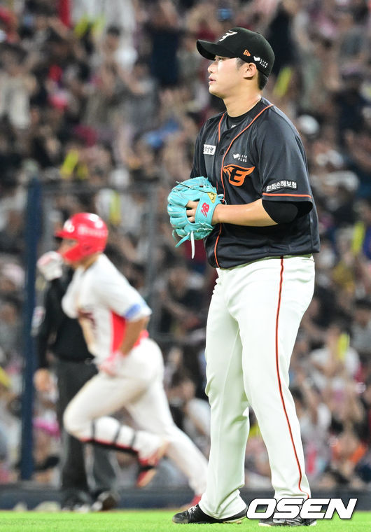 [OSEN=광주, 김성락 기자] 26일 오후 광주 KIA챔피언스필드에서 2023 신한은행 SOL KBO리그 KIA 타이거즈와 한화 이글스의 경기가 진행됐다.7회말 1사 한화 남지민이 기아 김도영에게 2루타를 허용, 아쉬워하고 있다. 2023.08.26 / ksl0919@osen.co.kr