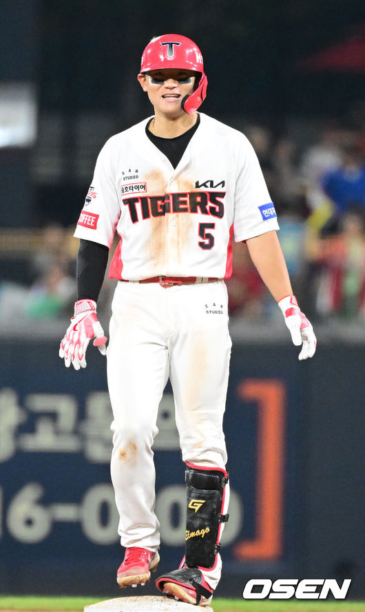 [OSEN=광주, 김성락 기자] 26일 오후 광주 KIA챔피언스필드에서 2023 신한은행 SOL KBO리그 KIA 타이거즈와 한화 이글스의 경기가 진행됐다.7회말 1사 기아 김도영이 2루타를 날린 뒤 미소짓고 있다. 2023.08.26 / ksl0919@osen.co.kr