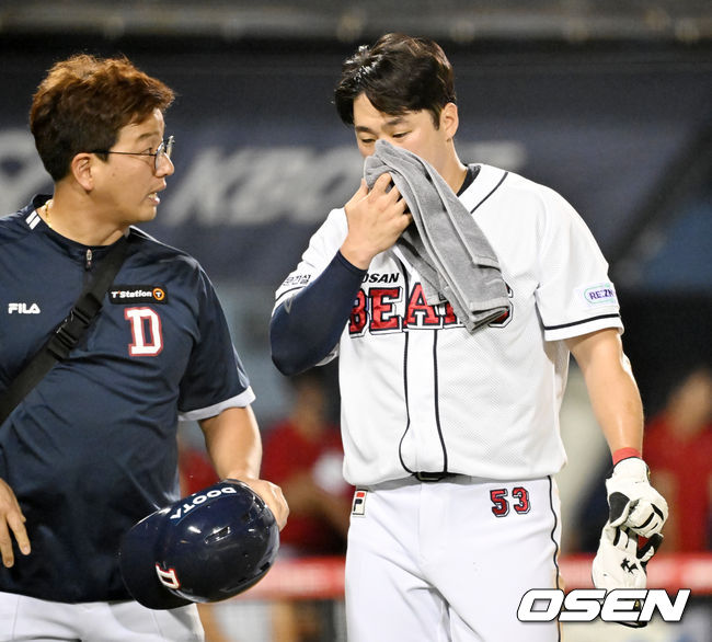 [OSEN=잠실, 민경훈 기자] 26일 오후 서울 잠실야구장에서 ‘2023 신한은행 SOL KBO리그’ 두산 베어스와 SSG 랜더스의 경기가 열렸다.7회말 2사 주자 2루 두산 강승호의 좌익수 앞 1타점 적시타때 양석환이 홈으로 몸을 날려 세이프 되며 SSG 조형우의 글러브에 입을 맞고 고통을 호소하고 있다. 2023.08.26 / rumi@osen.co.kr