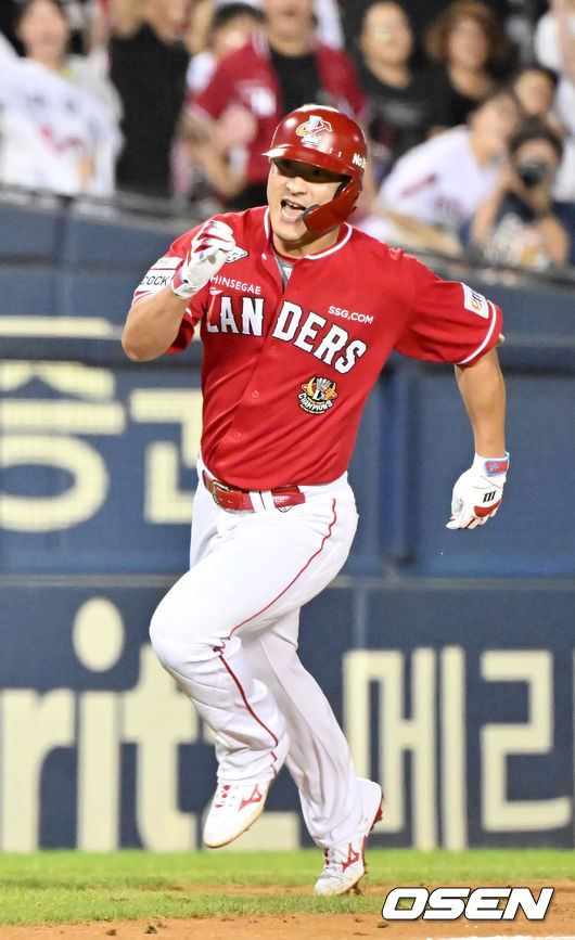 [OSEN=잠실, 민경훈 기자] 26일 오후 서울 잠실야구장에서 ‘2023 신한은행 SOL KBO리그’ 두산 베어스와 SSG 랜더스의 경기가 열렸다.8회초 무사 주자 1루 SSG 하재훈이 3루를 돌아 홈으로 달리며 동점 2타점 그라운드 홈런에 성공하고 있다. 통산 94번째-팀(SK-SSG) 역대 세번째 기록. 2023.08.26 / rumi@osen.co.kr