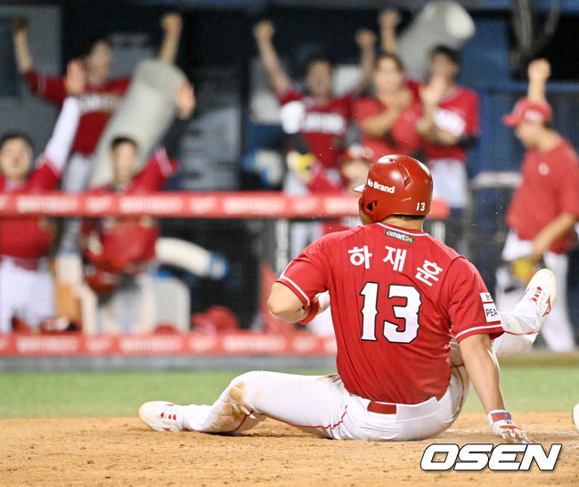 [OSEN=잠실, 민경훈 기자] 26일 오후 서울 잠실야구장에서 ‘2023 신한은행 SOL KBO리그’ 두산 베어스와 SSG 랜더스의 경기가 열렸다.8회초 무사 주자 1루 SSG 하재훈이 3루를 돌아 홈에서 세이프되며 동점 2타점 그라운드 홈런에 성공하고 있다. 통산 94번째-팀(SK-SSG) 역대 세번째 기록. 2023.08.26 / rumi@osen.co.kr