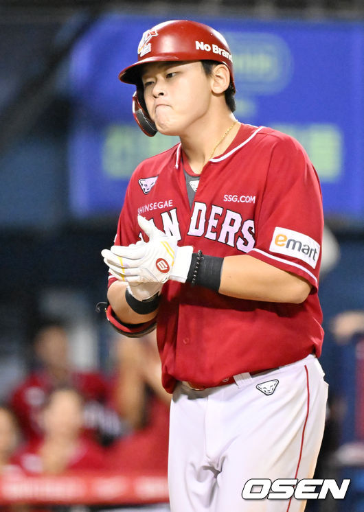 [OSEN=잠실, 민경훈 기자] 26일 오후 서울 잠실야구장에서 ‘2023 신한은행 SOL KBO리그’ 두산 베어스와 SSG 랜더스의 경기가 열렸다.8회초 무사 SSG 전의산이 중견수 앞 솔로홈런을 날린 후 홈을 밟으며 박수를 치고 있다. 2023.08.26 / rumi@osen.co.kr