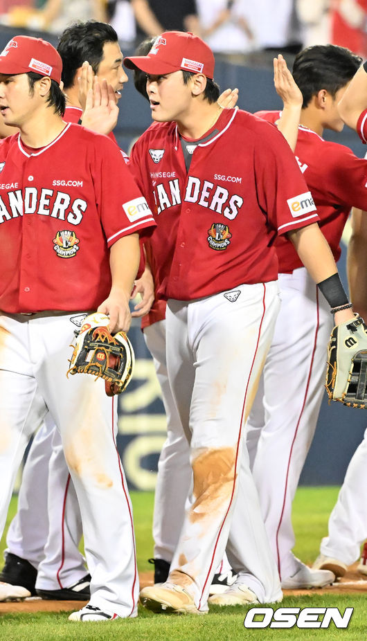 [OSEN=잠실, 민경훈 기자] 26일 오후 서울 잠실야구장에서 ‘2023 신한은행 SOL KBO리그’ 두산 베어스와 SSG 랜더스의 경기가 열렸다. 이 경기에서 SSG는 26일 잠실구장에서 열린 2023 신한은행 SOL KBO리그 두산과 시즌 10차전에서 7-5 승리를 거두며 전날 대패에 설욕했다. SSG 선발 등판한 외국인 투수 로에니스 엘리아스가 호투한 뒤 불펜진이 리드를 지키지 못했다. 하지만 하재훈과 전의산이 홈런으로 팀 승리를 이끌었다.경기를 마치고 SSG 전의산이 동료들과 하이파이브를 하고 있다. 2023.08.26 / rumi@osen.co.kr