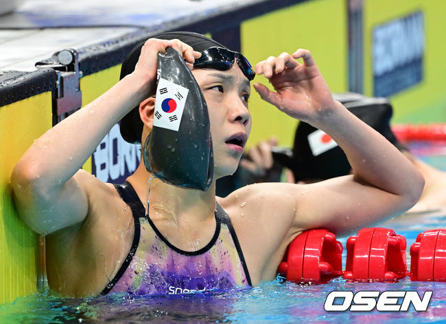 [OSEN=항저우(중국), 김성락 기자] 25일 오후 올림픽 스포츠센터 수영장에서  '제19회 항저우아시안게임' 여자 개인혼영 200m 결승전 경기가 열렸다. 한국 대표팀 김서영이 경기를 마친 뒤 기록을 확인하고 있다. 김서영은 2분10초36을 기록, 동메달을 목에 걸었다. 2023.09.25 / ksl0919@osen.co.kr