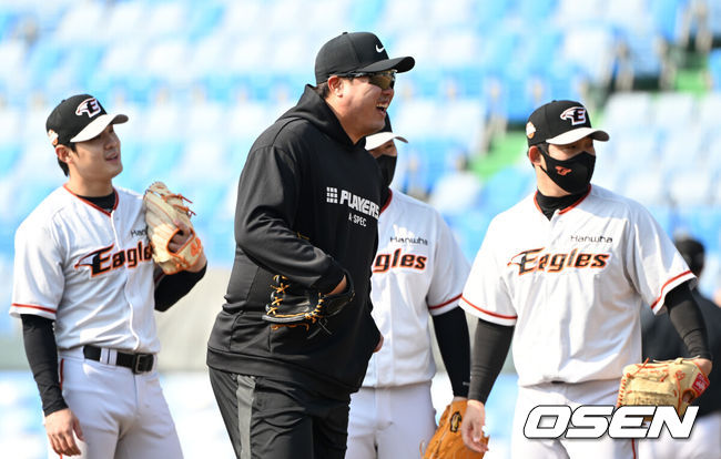 [OSEN=대전, 이대선 기자] 2022년 MLB 직장 폐쇄 기간 한화 캠프에 합류한 류현진이 훈련을 하며 미소짓고 있다. 2022.02.25 /sunday@osen.co.kr