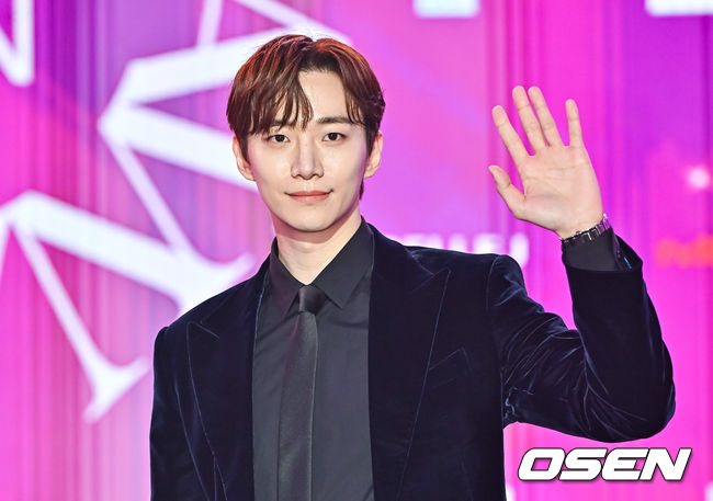 [OSEN=박준형 기자] 30일 오후 서울 중구 동대문디자인플라자(DDP)에서 글로벌 K드라마 축제 ‘2023 서울콘 APAN 스타 어워즈’ 시상식이 진행됐다.올해 9회째를 맞이하는 ‘2023 APAN 스타 어워즈’는 대한민국을 대표하는 드라마 시상식이다. 배우 이준호가 포즈를 취하고 있다.   2023.12.30 / soul1014@osen.co.kr