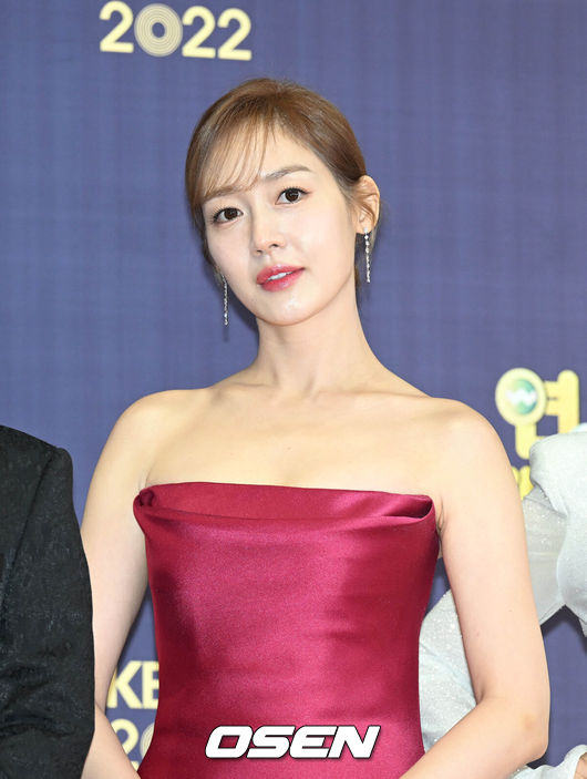 [OSEN=조은정 기자]24일 오후 서울 영등포구 KBS홀에서 2022 KBS 연예대상이 열렸다.배우 성유리가 포즈를 취하고 있다. 2022.12.24 /cej@osen.co.kr