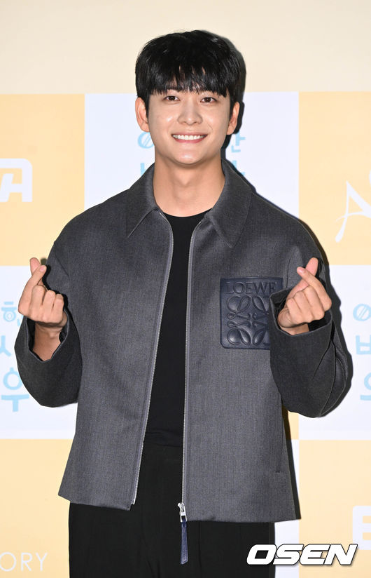 [OSEN=조은정 기자] ENA 수목드라마 '이상한 변호사 우영우(이하 ‘우영우’)’ 시청자 단체관람 이벤트 포토월 행사가 18일 오후 서울 용산구 CGV용산아이파크몰에서 열렸다.한편 ‘이상한 변호사 우영우'(극본 문지원, 연출 유인식, 약칭 우영우)는 천재적인 두뇌와 자폐스펙트럼을 동시에 가진 신입 변호사 우영우(박은빈 분)의 대형 로펌 생존기를 그린 작품이다. 오늘 밤 방송되는 16회(마지막 회)를 끝으로 종영한다. 배우 강태오가 포즈를 취하고 있다. 2022.08.18 /cej@osen.co.kr