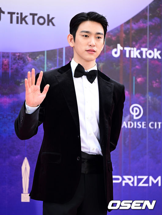 [OSEN=인천, 지형준 기자] 28일 오후 인천 중구 운서동 파라다이스시티에서 제59회 백상예술대상이 열렸다.배우 박진영이 레드카펫을 밟고 있다. 2023.04.28 /jpnews@osen.co.kr