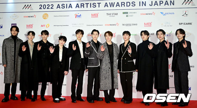 [OSEN=나고야(일본), 김성락 기자] 13일 오후(현지시간) 일본 나고야시 종합체육관에서 '2022 Asia Artist Awards IN JAPAN’ 레드카펫 행사가 진행됐다.그룹 세븐틴이 포즈를 취하고 있다. 2022.12.13 /ksl0919@osen.co.kr