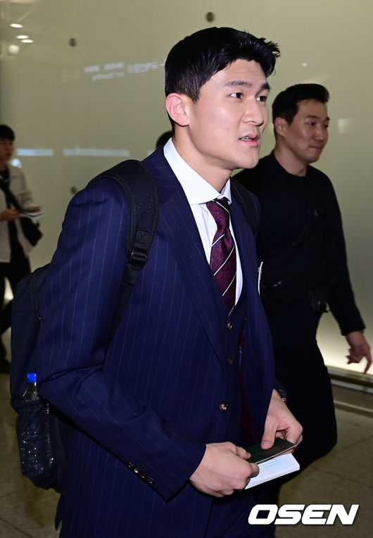 [OSEN=인천공항, 김성락 기자] 2일 오후 위르겐 클린스만 감독이 이끄는 한국 축구대표팀이 아시아축구연맹(AFC) 카타르 아시안컵을 앞두고 전지훈련을 위해 인천국제공항을 통해 아랍에미리트(UAE) 두바이로 출국했다. 대표팀 김민재가 출국장으로 향하고 있다. 2024.01.02 / ksl0919@osen.co.kr