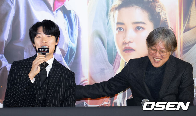 [OSEN=김성락 기자] 3일 오후 서울 용산구 한강대로 CGV 용산아이파크몰에서 영화 ‘외계+인 2부’ 언론시사회가 열렸다. 배우 조우진이 취재진을 향해 포즈를 취하고 있다. 2024.01.03 / ksl0919@osen.co.kr