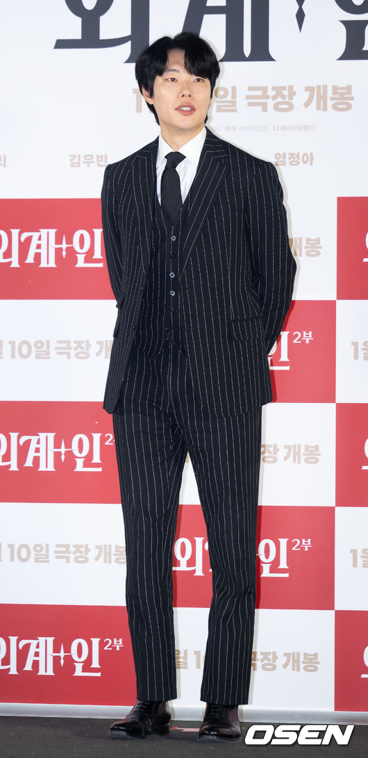 [OSEN=김성락 기자] 3일 오후 서울 용산구 한강대로 CGV 용산아이파크몰에서 영화 ‘외계+인 2부’ 언론시사회가 열렸다. 배우 류준열이 포토타임을 갖고 있다. 2024.01.03 / ksl0919@osen.co.kr