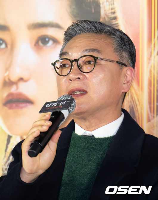 [OSEN=김성락 기자] 3일 오후 서울 용산구 한강대로 CGV 용산아이파크몰에서 영화 ‘외계+인 2부’ 언론시사회가 열렸다. 배우 김의성이 취재진을 질문에 대답하고 있다. 2024.01.03 / ksl0919@osen.co.kr