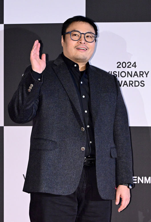 [OSEN=최규한 기자] 7일 오후 서울 상암동 CJ ENM 센터에서 ‘2024 비저너리 어워즈’ 레드카펫 행사가 열렸다.‘2024 비저너리’로 선정된 작가 강풀이 포즈를 취하고 취하고 있다. 2024.01.07 / dreamer@osen.co.kr