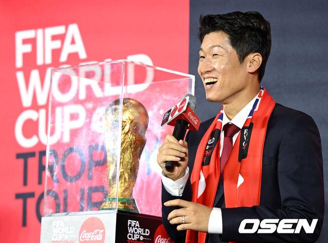 [OSEN=최규한 기자] 24일 오후 서울 여의도 더현대 서울에서 'FIFA 월드컵 카타르 2022 트로피 투어' 행사가 열렸다.'FIFA 월드컵 트로피 투어'는 FIFA 월드컵의 성공적인 개최를 기원하기 위해 전 세계 축구 팬들을 만나는 행사로 올해에는 본선 진출국을 포함한 전 세계 51개국을 방문한다.한국 축구 레전드 박지성이 사회자의 질문에 답하며 미소짓고 있다. 2022.08.24 / dreamer@osen.co.kr