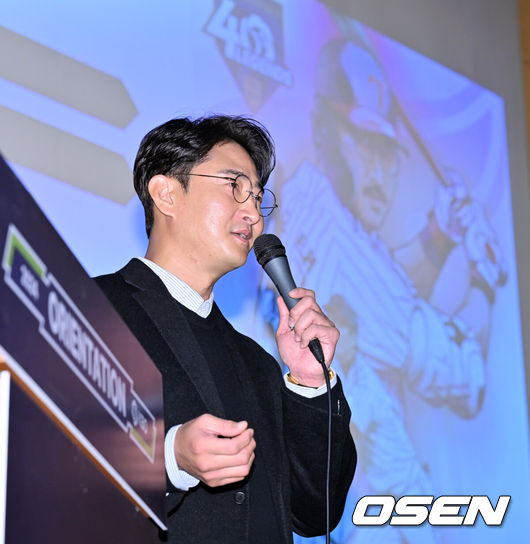 [OSEN=대전, 민경훈 기자] 9일 오전 대전 유성구 DCC대전컨벤션센터 ‘2024 KBO 신인 오리엔테이션’ 행사가 열렸다.박용택 해설 위원이 프로야구 각 구단 신인 선수들에게 인사말을 전하며 선수단 소양 교육을 시작하고 있다. 2024.01.09 / rumi@osen.co.kr