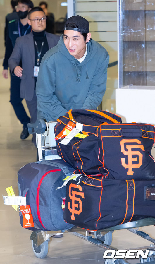 [OSEN=인천공항, 민경훈 기자] 메이저리그 샌프란시스코 자이언츠에 입단한 이정후(25)가 19일 오후 인천국제공항을 통해 미국 샌프란시스코에서 귀국했다.샌프란시스코는 이정후에게 6년 1억1300만 달러 계약을 안겼다. 전액 보장에 4년 뒤 옵트아웃, 마이너리그 거부권이 포함된 완벽하게 이정후에게 유리한 계약이다. 지난 16일에 홈구장인 오라클파크에서 입단 기자회견도 마쳤다.메이저리거 이정후가 입국장 옆에서 기자회견을 하며 미소짓고 있다. 2023.12.19 / rumi@osen.co.kr