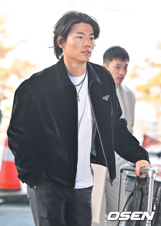 [OSEN=인천공항, 박준형 기자] 배지환(24·피츠버그 파이리츠)이 11일 오후 인천국제공항을 통해 미국프로야구(MLB) 2024시즌을 준비하기 위해 미국으로 출국했다. 배지환은 빅리거 2년 차였던 2023시즌 주전으로 거듭나 111경기를 소화했다. 지난해 성적은 타율 0.231(334타수 77안타), 2홈런, 32타점, 54득점, 23도루, OPS(출루율＋장타율) 0.608이다. 배지환이 출국장으로 이동하고 있다. 2024.01.11 / soul1014@osen.co.kr