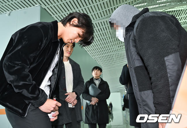 [OSEN=인천공항, 박준형 기자] 배지환(24·피츠버그 파이리츠)이 11일 오후 인천국제공항을 통해 미국프로야구(MLB) 2024시즌을 준비하기 위해 미국으로 출국했다. 배지환은 빅리거 2년 차였던 2023시즌 주전으로 거듭나 111경기를 소화했다. 지난해 성적은 타율 0.231(334타수 77안타), 2홈런, 32타점, 54득점, 23도루, OPS(출루율＋장타율) 0.608이다. 배지환이 인터뷰를 마치고 사인을 해주고 있다. . 2024.01.11 / soul1014@osen.co.kr