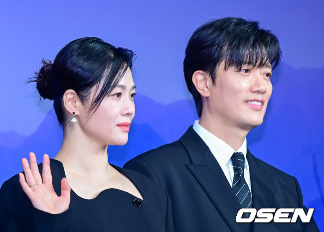 [OSEN=지형준 기자]배우 김현주, 박희순이 포토타임을 하고 있다. 2024.01.12 / jpnews.osen.co.kr