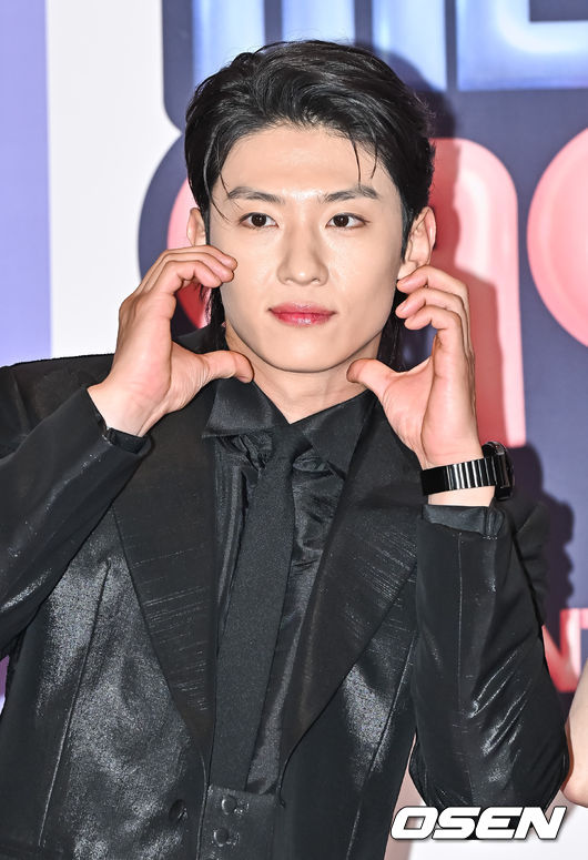 [OSEN=박준형 기자]MC 맡은 덱스가 포즈를 취하고 있다. 2023.12.29 / soul1014@osen.co.kr