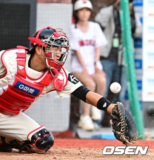 [OSEN=인천, 지형준 기자] SSG 김민식이 서진용의 폭투를 뒤로 빠뜨리고있다. 2023.10.01 /jpnews@osen.co.kr