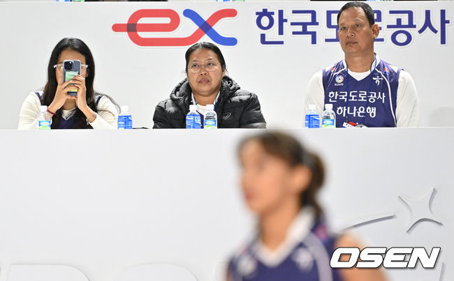 [OSEN=김천, 이석우 기자] 16일 김천실내체육관에서 도드람 2023-2024 V리그 한국도로공사와 페퍼저축은행의 경기가 열렸다. 한국도로공사 타나차 가족들이 경기장을 찾아 응원을 하고 있다. 2024.01.16 / foto0307@osen.co.kr