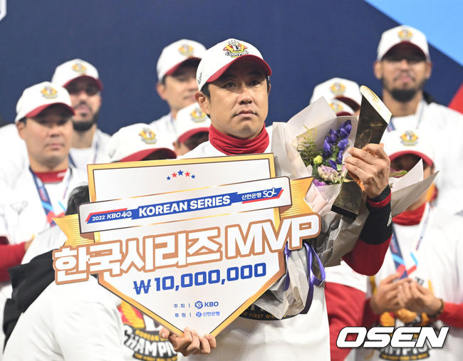 [OSEN=인천, 이대선 기자] 2022 한국시리즈 MVP 김강민. 2022.11.08 /sunday@osen.co.kr