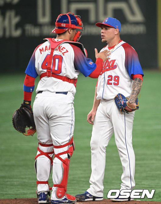 [OSEN=도쿄, 손용호 기자] 15일 도쿄 도쿄돔에서 2023 WBC(월드베이스볼클래식) 8강전 쿠바와 호주의 경기가 벌어졌다.3회초 2사 1,2루 쿠바 로드리메스가 2연속 볼넷을 내주자 포수가 마운드를 방문하고 있다.2023.03.15/spjj@osen.co.kr