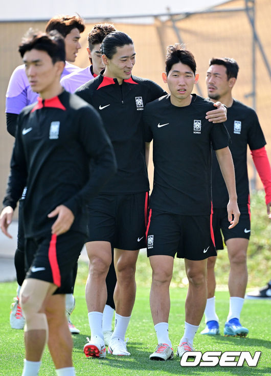 [OSEN=도하(카타르), 지형준 기자] 대한민국 축구대표팀이 18일(현지시간) 카타르 도하 알 에글라 트레이닝 센터에서 훈련을 가졌다.조규성, 홍현석이 훈련을 준비하고 있다. 2024.01.18 / jpnews.osen.co.kr