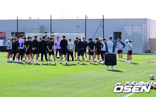 [OSEN=도하(카타르), 지형준 기자] 대한민국 축구대표팀이 19일(현지시간) 카타르 도하 알 에글라 트레이닝 센터에서 훈련을 가졌다.이날 대표팀은 김승규의 부상 소식을 알렸다. MRI 검사를 받은 결과 십자인대 파열이 확인됐고, 이번 대회에서 아웃되고 말았다. 조현우, 송범근으로 남은 대회를 치러야 한다.훈련에 앞서 클린스만 감독이 선수단과 미팅을 하고 있다. 2024.01.19 / jpnews.osen.co.kr