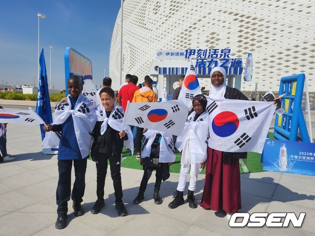 [OSEN=알투마마 스타디움, 고성환 기자] 각자 태극기를 들고 있는 로피아 씨 가족.