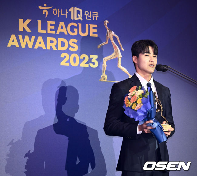 [OSEN=조은정 기자]2023 하나원큐 K리그 대상 시상식이 4일 오후 서울 송파구 롯데호텔 월드에서 열렸다. K리그1 베스트11 DF를 수상한 울산현대 설영우가 소감을 전하고 있다. 2023.12.04 /cej@osen.co.kr